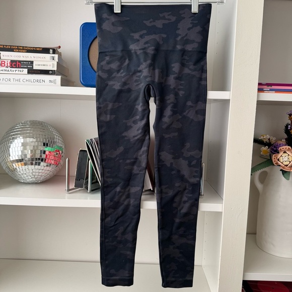 SPANX Look at Me Now Black Camo Seamless Legging - Picture 4 of 6